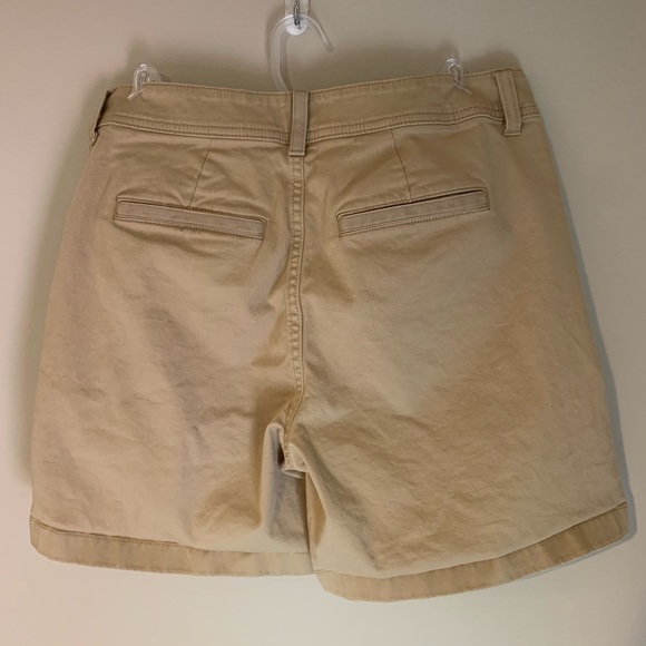 L.L. Bean Favorite Fit Khaki Colored Woman's Regular Shorts Size 4 - Picture 2 of 4